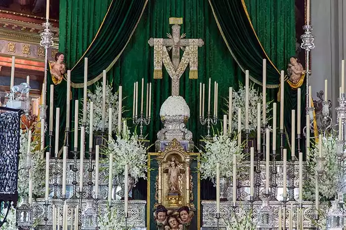 Altar de triduo de la Santa Cruz de la Calle Cabo